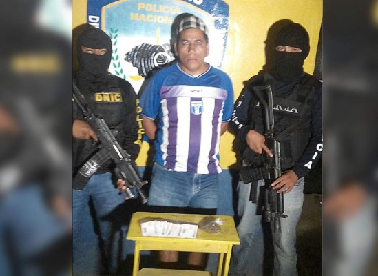Aprehenden a dos hombres con orden de captura