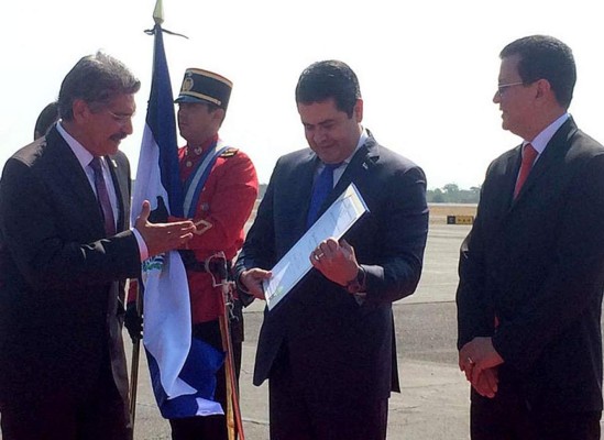 Presidente de Honduras se reúne con su homólogo de El Salvador