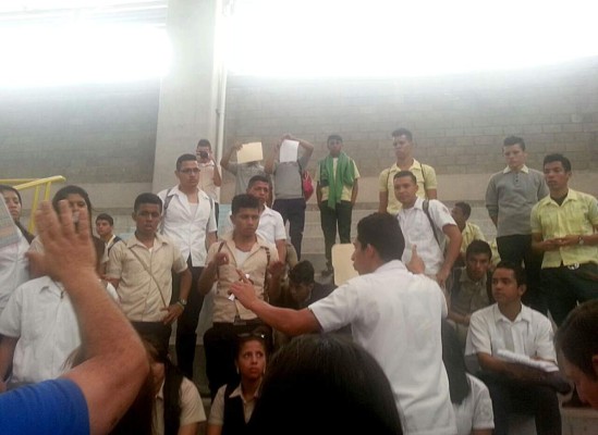 Estudiantes abandonan diálogo con Educación y anuncian protestas