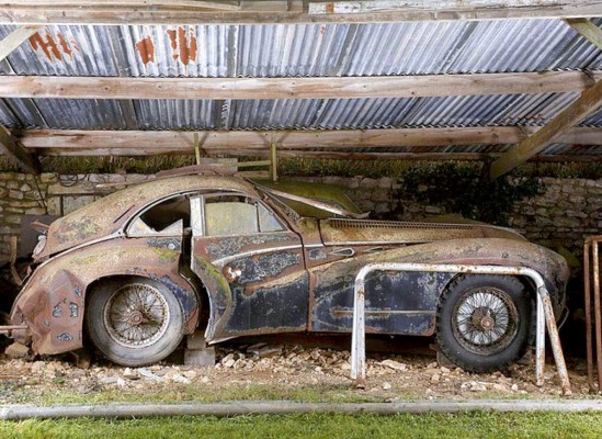 Encuentran en Francia colección multimillonaria de autos clásicos