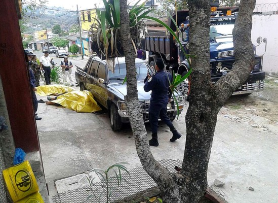 Video muestra cómo dos vecinos se quitan la vida por un portón