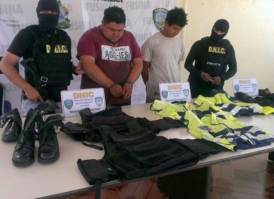 Honduras: Decomisan indumentaria policial en taxi 'brujo'
