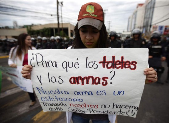 Así fue la protesta de los estudiantes de medicina en la capital