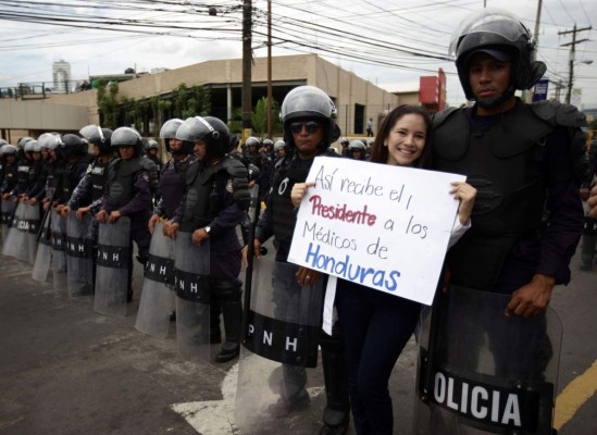 Así fue la protesta de los estudiantes de medicina en la capital