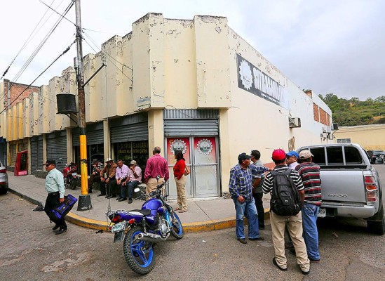 Sanaa suspende a casi 400 empleados