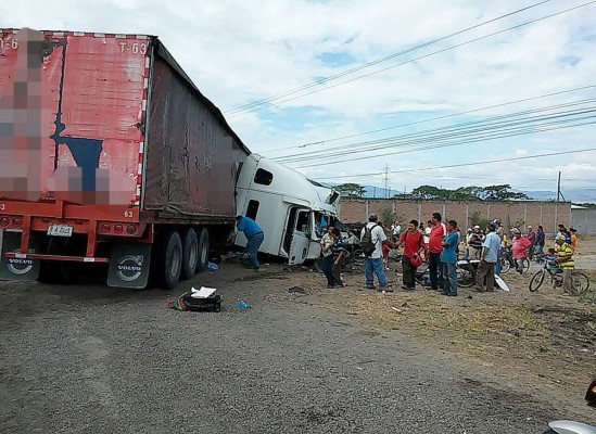 Un muerto y diez heridos en choque de rastra y autobús en Comayagua