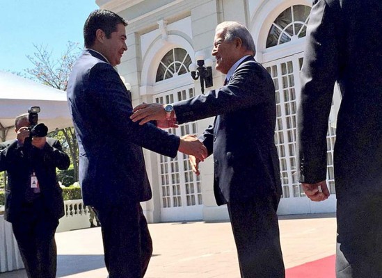 Presidente de Honduras se reúne con su homólogo de El Salvador