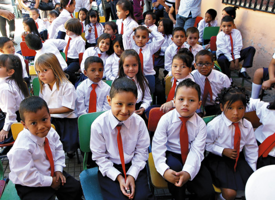Prohibidos cobros de graduación