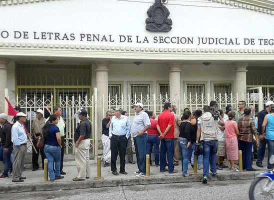 Suspenden audiencia contra exfuncionarios por 'Cuarta urna'