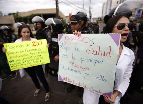 Así fue la protesta de los estudiantes de medicina en la capital