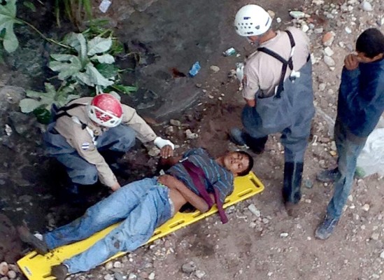 Bajo efecto de las drogas, hombre se lanza del puente Mallol