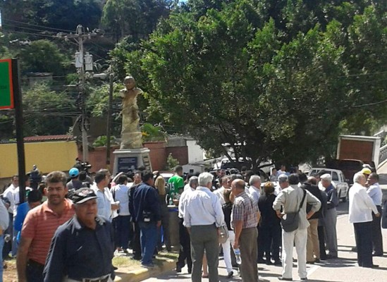 Honduras: Develan busto en memoria de Alfredo Landaverde