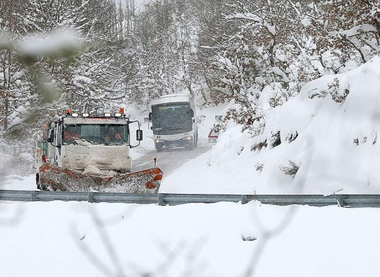 Viajeros todavía bloqueados por la nieve en España