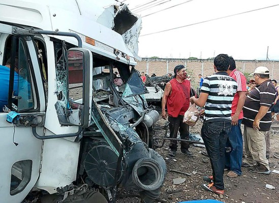 Un muerto y diez heridos en choque de rastra y autobús en Comayagua