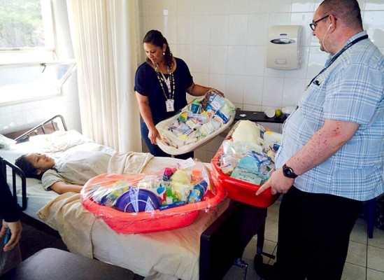 Entregan cunas y ropa a trillizos hondureños