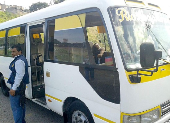 Septuagenario mata a dos presuntos asaltantes en bus rapidito
