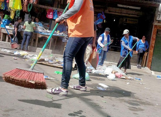 Continúan operativos de limpieza en mercados capitalinos