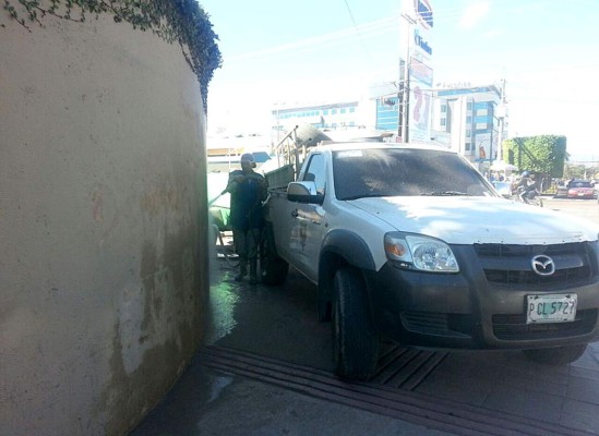Alcaldía borra graffitis de Libre