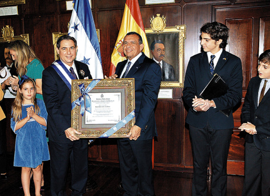 Reconocen labor de Sir Salvador Moncada