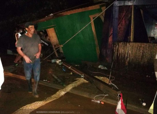 Seis personas heridas luego que vehículo derribara casetas en Roatán &nbsp;&nbsp;