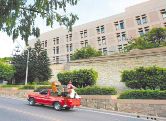 Esposa de capitán investigado por EE UU: 'Quieren que él proporcione información que desconoce'