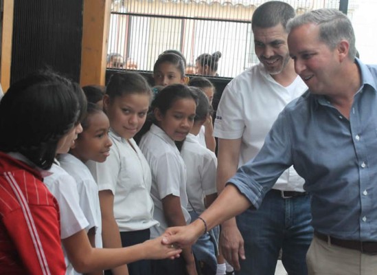 Cambian techo de centro escolar
