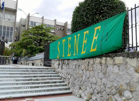 Empleados suspendidos de la ENEE presentan recurso en Corte Suprema