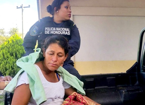 Hondureña da a luz en una patrulla policial