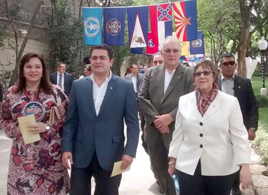 JOH acude a fiesta de independencia de EUA