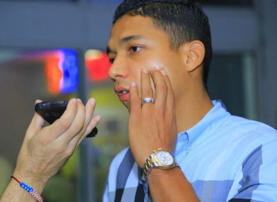 Critican a Emilio Izaguirre por estacionarse en espacio de discapacitados