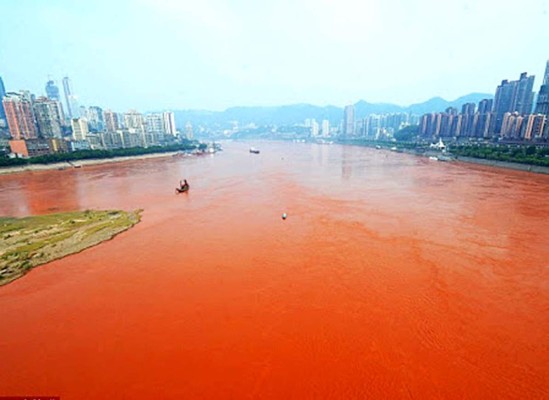 Río en China sorprende al volverse color rojo
