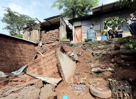 Capital de Honduras en alerta por desbordamiento de río Choluteca