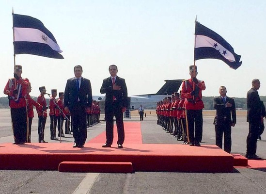 Presidente de Honduras se reúne con su homólogo de El Salvador