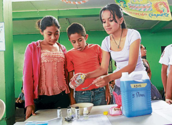 Niños de centros educativos demuestran su hondureñidad