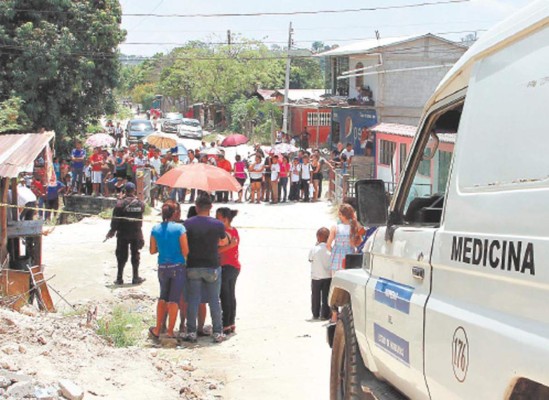 Ultiman a madre tras dejar a sus hijos en la escuela