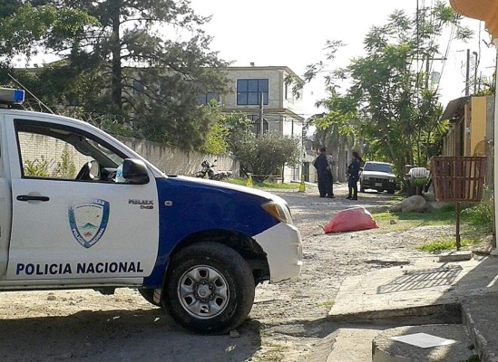 Hallan cadáver encostalado en colonia América