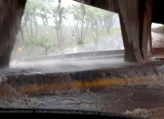 Un muerto y daños en 15 colonias deja tormenta en la capital