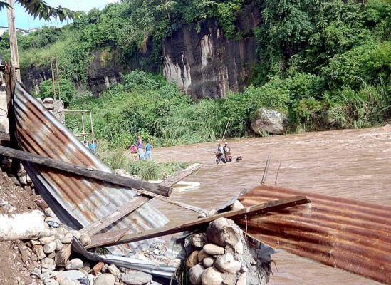 Capital de Honduras en alerta por desbordamiento de río Choluteca