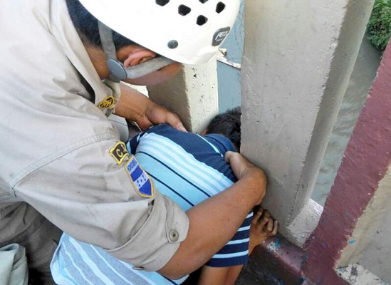Niño queda atrapado en el puente Mallol