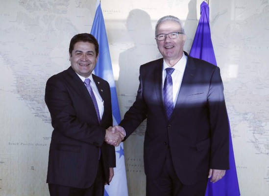 Presidente de Honduras firma acuerdo con la UE
