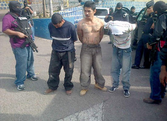 Tegucigalpa: Detienen a 15 personas en posesión de indumentaria policial