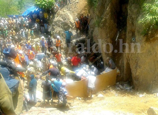 Socorristas rescatan a tres de los mineros en el sur de Honduras