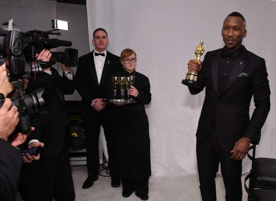 Empresa auditora del Óscar se disculpa por confusión en premio a mejor película