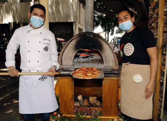 En un horno a base de leña y vualá, La Pizza
