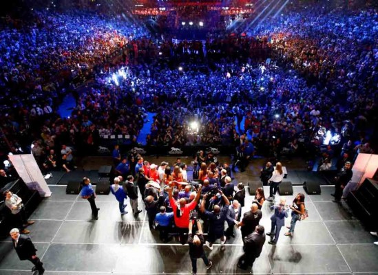 El estadounidense Floyd Mayweather triunfa en la 'Pelea del Siglo'