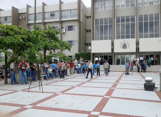 Empleados suspendidos de la ENEE presentan recurso en Corte Suprema