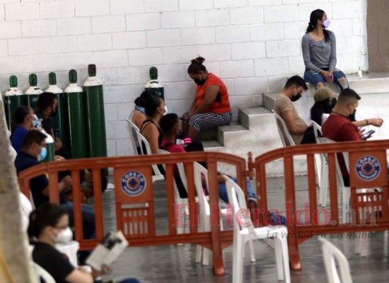 Tras varias semanas vacíos, triajes de la capital lucen abarrotados ante repunte de covid-19 (FOTOS)