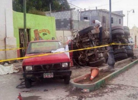 Al menos 26 muertos al embestir un camión a grupo de peregrinos en México