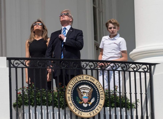 Así vio el eclipse solar la familia Trump en EEUU
