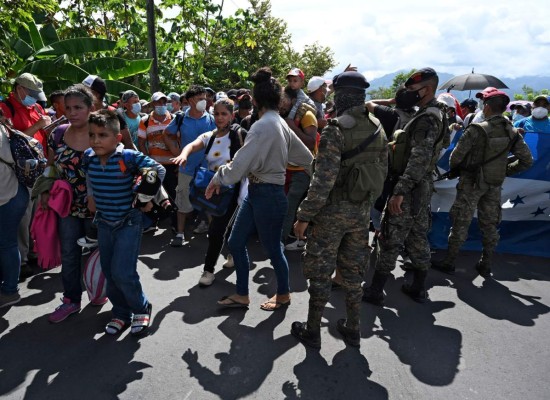 Bajo la lluvia, con niños y expuestos al covid-19, caravana migrante avanza hacia Guatemala